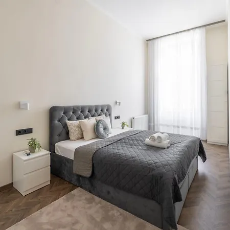 Exclusive & Grand Astoria In The Heart Of