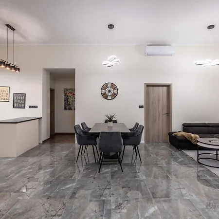 Exclusive & Grand Astoria In The Heart Of Lejlighed